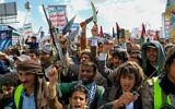 Des partisans du groupe terroriste des Houthis du Yémen, soutenu par la République islamique d’Iran, défilant en soutien à Gaza, pendant la guerre entre Israël et le Hamas dans la bande de Gaza, dans la capitale Sanaa, le 15 mars 2024. (Credit : Mohammed Huwais/AFP)