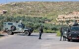 Des forces de sécurité israéliennes se trouvent à un checkpoint pendant la recherche d'un adolescent israélien porté disparu dans le village de Mughayir près de Ramallah, en Cisjordanie, le 13 avril 2024. (Jaafar ASHTIYEH / AFP)