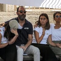 Jonathan Polin et Rachel Goldberg-Poliin, parents de l'otage israélo-américain tué Hersh Goldberg-Polin, assis avec ses sœurs Orly et Leebie lors de ses funérailles à Jérusalem, le 2 septembre 2024, (Crédit : GIL COHEN-MAGEN / POOL / AFP)