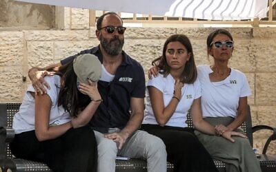 Jonathan Polin et Rachel Goldberg-Poliin, parents de l'otage israélo-américain tué Hersh Goldberg-Polin, assis avec ses sœurs Orly et Leebie lors de ses funérailles à Jérusalem, le 2 septembre 2024, (Crédit : GIL COHEN-MAGEN / POOL / AFP)