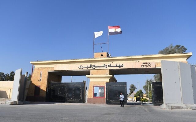 Le drapeau égyptien flotte du côté égyptien du poste frontière de Rafah avec la bande de Gaza, le 9 septembre 2024. (Crédit : AFP)