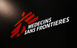 Cette photographie montre le logo de MSF (Médecins sans frontières) lors de l'exposition de MSF « Nous avons fait ce que nous avons pu » dans le cadre de l'édition 2024 du « Prix Bayeux Calvados-Normandie des correspondants de guerre », à Bayeux, dans le nord-ouest de la France, le 10 octobre 2024. (Photo de LOU BENOIST / AFP)