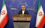 Le porte-parole du ministère iranien des Affaires étrangères, Esmaïl Baghaei, lors d'une conférence de presse hebdomadaire, à Téhéran, le 28 octobre 2024. (Crédit : Atta Kenare/AFP)