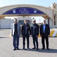 Le porte-parole de l'Organisation iranienne de l'énergie atomique, Behrouz Kamalvandi (à droite), et le vice-ministre iranien des affaires étrangères, (à gauche), Kazem Gharib Abadi en compagnie du chef de l'Agence internationale de l'énergie atomique (AIEA), Rafael Grossi (deuxième à gauche), devant l'usine d'enrichissement nucléaire de Natanz, dans la province iranienne d'Ispahan, le 15 novembre 2024. (Crédit : Organisation iranienne de l'énergie atomique / AFP)