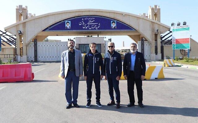 Le porte-parole de l'Organisation iranienne de l'énergie atomique, Behrouz Kamalvandi (à droite), et le vice-ministre iranien des affaires étrangères, (à gauche), Kazem Gharib Abadi en compagnie du chef de l'Agence internationale de l'énergie atomique (AIEA), Rafael Grossi (deuxième à gauche), devant l'usine d'enrichissement nucléaire de Natanz, dans la province iranienne d'Ispahan, le 15 novembre 2024. (Crédit : Organisation iranienne de l'énergie atomique / AFP) Le porte-parole de l'Organisation iranienne de l'énergie atomique, Behrouz Kamalvandi (à droite), et le vice-ministre iranien des affaires étrangères, (à gauche), Kazem Gharib Abadi en compagnie du chef de l'Agence internationale de l'énergie atomique (AIEA), Rafael Grossi (deuxième à gauche), devant l'usine d'enrichissement nucléaire de Natanz, dans la province iranienne d'Ispahan, le 15 novembre 2024. (Crédit : Organisation iranienne de l'énergie atomique / AFP)
