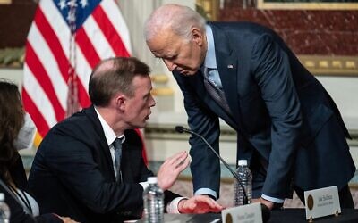 Le président américain Joe Biden s'entretenant avec son conseiller à la sécurité nationale Jake Sullivan, à l'Eisenhower Executive Office Building,  à Washington, le 11 octobre 2023. (Crédit : Drew Angerer/Getty Images/AFP)