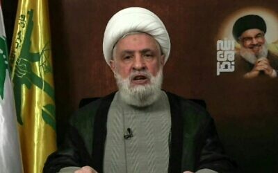 Le chef du Hezbollah, Naïm Qassem, prononçant un discours télévisé depuis un lieu tenu secret, sur une image de la chaîne de télévision Al-Manar, le 29 novembre 2024. (Crédit : Al-Manar/AFP)