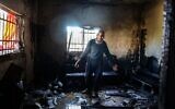 Un Palestinien inspectant les dégâts dans sa maison, à Huwara, au sud de Naplouse, en Cisjordanie, après une attaque présumée de résidents d’implantations israéliens, le 4 décembre 2024. (Crédit : Zain Jaafar/AFP)