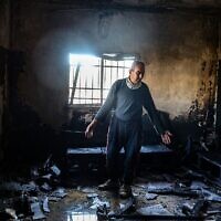 Un Palestinien inspectant les dégâts dans sa maison, à Huwara, au sud de Naplouse, en Cisjordanie, après une attaque présumée de résidents d’implantations israéliens, le 4 décembre 2024. (Crédit : Zain Jaafar/AFP)