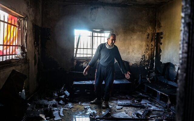 Un Palestinien inspectant les dégâts dans sa maison, à Huwara, au sud de Naplouse, en Cisjordanie, après une attaque présumée de résidents d’implantations israéliens, le 4 décembre 2024. (Crédit : Zain Jaafar/AFP) Un Palestinien inspectant les dégâts dans sa maison, à Huwara, au sud de Naplouse, en Cisjordanie, après une attaque présumée de résidents d’implantations israéliens, le 4 décembre 2024. (Crédit : Zain Jaafar/AFP)