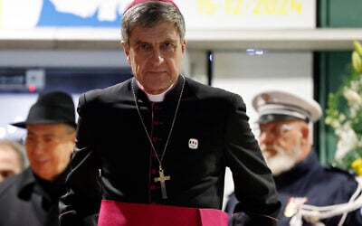 Le président de la Conférence des évêques de France (CEF) Eric de Moulins-Beaufort réagit alors qu'il assiste à la cérémonie de départ du pape à l'aéroport d'Ajaccio, sur l'île française de Corse, le 15 décembre 2024. (Photo de Ludovic MARIN / POOL / AFP)