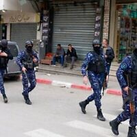 Les forces de sécurité palestiniennes se rassemblent sur le site d'une manifestation contre les affrontements entre les forces de sécurité palestiniennes et les groupes terroristes dans la ville de Jénine, au nord de la Cisjordanie, le 21 décembre 2024. (Crédit : Jaafar Ashtiyeh/AFP)