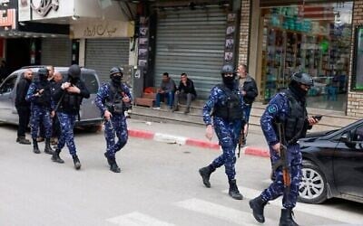 Les forces de sécurité palestiniennes se rassemblent sur le site d'une manifestation contre les affrontements entre les forces de sécurité palestiniennes et les groupes terroristes dans la ville de Jénine, au nord de la Cisjordanie, le 21 décembre 2024. (Crédit : Jaafar Ashtiyeh/AFP)