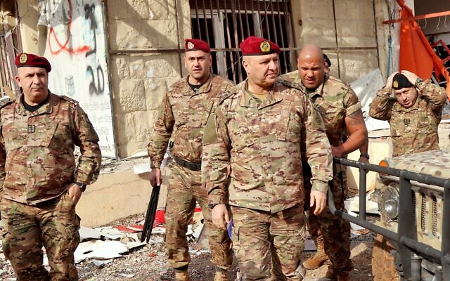 Le commandant de l'armée libanaise, le général Joseph Aoun (au centre), visitant le village de Khiam, dans le sud du Liban, le 23 décembre 2024, après le retrait de l’armée israélienne de la région en vertu d'un accord de cessez-le-feu avec le Hezbollah. (Crédit : AFP) Le commandant de l'armée libanaise, le général Joseph Aoun (au centre), visitant le village de Khiam, dans le sud du Liban, le 23 décembre 2024, après le retrait de l’armée israélienne de la région en vertu d'un accord de cessez-le-feu avec le Hezbollah. (Crédit : AFP)