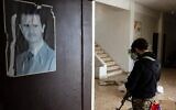 Un rebelle passe devant un portrait du président syrien renversé Bachar al-Assad dans les locaux de la caserne de la 4e division de l'armée syrienne démantelée, à Dummar, près de Damas, le 23 décembre 2024. (Crédit : Sameer Al-DOUMY / AFP)