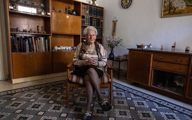 Miriam Bolle, l'une des plus anciennes survivantes de la Shoah à l'âge de 107 ans, pose chez elle à Jérusalem le 23 décembre 2024. (Crédit : Menahem Kahana / AFP)