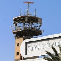 La tour de contrôle endommagée de l'aéroport international de Sanaa le 27 décembre 2024, suite aux frappes israéliennes sur le site la veille. (Crédit :Mohammed HUWAIS / AFP)