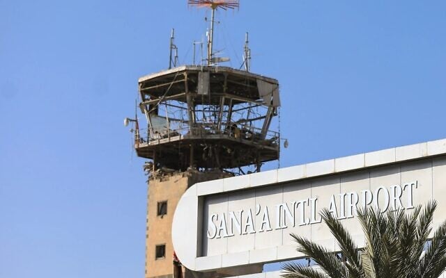 La tour de contrôle endommagée de l'aéroport international de Sanaa le 27 décembre 2024, suite aux frappes israéliennes sur le site la veille. (Crédit :Mohammed HUWAIS / AFP) La tour de contrôle endommagée de l'aéroport international de Sanaa le 27 décembre 2024, suite aux frappes israéliennes sur le site la veille. (Crédit :Mohammed HUWAIS / AFP)