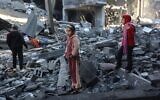 Des enfants palestiniens inspectent les dégâts sur le site d'une frappe israélienne la nuit précédente, à Jabalia, dans le centre de la bande de Gaza, le 1er janvier 2025. (Crédit :Omar AL-QATTAA / AFP)
