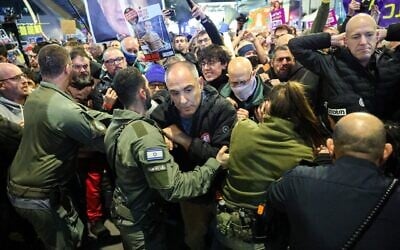 Des policiers affrontant des manifestants lors d'une manifestation appelant à la libération des otages retenus en captivité à Gaza, à Tel Aviv, le 4 janvier 2025. (Crédit : Jack Guez/AFP)