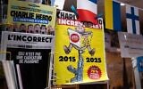 Une édition spéciale du journal satirique français Charlie Hebdo, publiée à l'occasion du 10e anniversaire d'un attentat terroriste meurtrier contre son personnel, présentée dans un kiosque à Paris, le 6 janvier 2025. (Crédit : Martin Lelievre / AFP)
