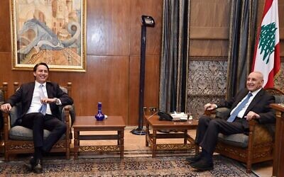 L’envoyé spécial des États-Unis, Amos Hochstein (à gauche) lors d'une réunion avec le président du parlement libanais, Nabih Berri, à Beyrouth le 6 janvier 2025. (AFP)