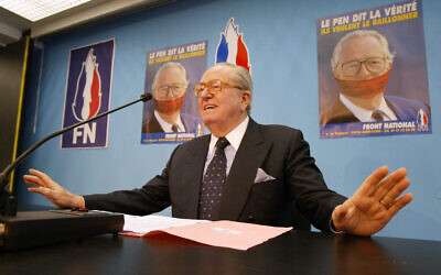 Le président français, leader et fondateur du parti d'extrême droite français Front national (FN) Jean-Marie Le Pen s'exprime lors d'une conférence de presse au siège de son parti à Saint-Cloud, le 23 mars 2004. (Crédit : Daniel JANIN / AFP)
