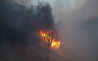 Les flammes de l'incendie brûlant lors d'une puissante tempête de vent devant le centre Habad de Pacific Palisades sur Sunset Boulevard, dans le quartier de Pacific Palisades, à Los Angeles, en Californie, le 7 janvier 2025. (Crédit : Apu Gomes/Getty Images/AFP)