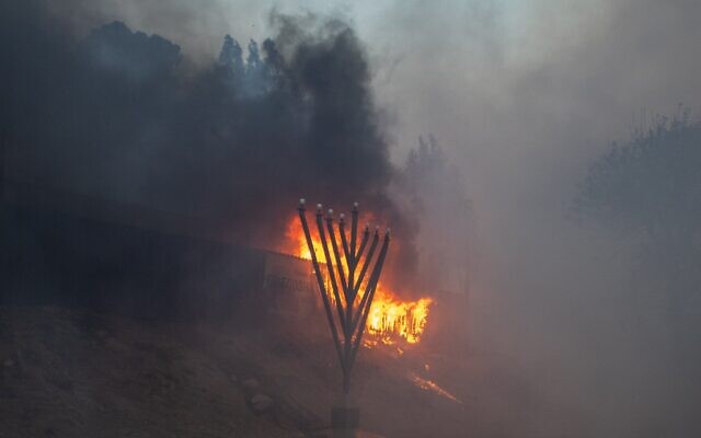 Les flammes de l'incendie brûlant lors d'une puissante tempête de vent devant le centre Habad de Pacific Palisades sur Sunset Boulevard, dans le quartier de Pacific Palisades, à Los Angeles, en Californie, le 7 janvier 2025. (Crédit : Apu Gomes/Getty Images/AFP)