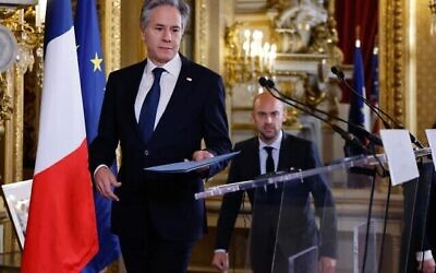 Le Secrétaire d'État américain Antony Blinken et le ministre français de l'Europe et des Affaires étrangères, Jean-Noël Barrot, s'apprêtent à prononcer un discours au Quai d'Orsay à Paris, le 8 janvier 2025. (Ludovic MARIN / POOL / AFP)