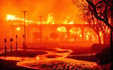 Le Pasadena Jewish Temple & Center brûlant lors de l'incendie d'Eaton, à Pasadena, en Californie, le 7 janvier 2025. (Crédit : Josh Edelson/AFP)