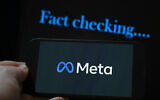 Cette illustration photographique réalisée le 8 janvier 2025 à Bruxelles montre le logo du géant des médias Meta affiché sur un smartphone et un écran affichant les mots « fact-checking ». (Photo de Nicolas TUCAT / AFP)