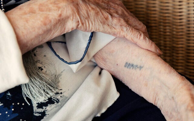 Henia Bryer, 100 ans, survivante de la Shoah, montre son tatouage de numéro d'identification, à sa résidence du Cap, le 8 janvier 2025. (Crédit : GIANLUIGI GUERCIA)