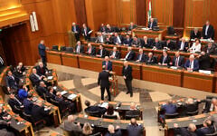 Illustration : Des députés libanais assistant à une séance parlementaire visant à élire un président, à Beyrouth, le 9 janvier 2025. (Crédit : Anwar Amro/AFP)