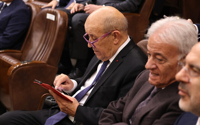 L'ambassadeur de France au Liban, Jean-Yves Le Drian, s'entretient avec des députés libanais lors d'une session parlementaire pour élire un président, à Beyrouth, le 9 janvier 2025. (Crédit : Anwar Amro/AFP)