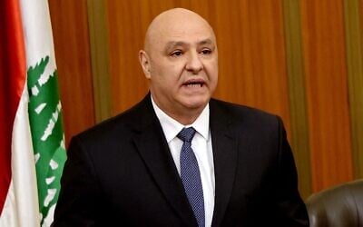 Le président libanais nouvellement élu Joseph Aoun prononçant un discours, au Parlement, à Beyrouth, le 9 janvier 2025. (Crédit : Anwar Amro/AFP)