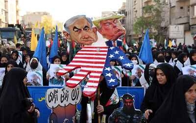 Des manifestants iraniens tiennent des représentations du Premier ministre israélien Benjamin Netanyahu et de l'élu américain Donald Trump, lors d'un rassemblement anti-israélien pour montrer leur solidarité avec les peuples palestinien et libanais, à Téhéran, le 10 janvier 2025. (Crédit : AFP)