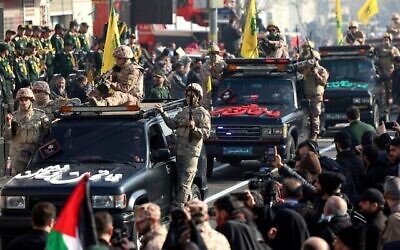 Des membres du Corps des gardiens de la révolution islamique défilent dans les rues de Téhéran lors d'un rassemblement anti-Israël, le 10 janvier 2025. (Crédit : AFP)