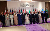 Le ministre saoudien des Affaires étrangères Faisal bin Farhan, hôte d'une réunion de hauts diplomates du Moyen-Orient et d'Europe pour discuter de la Syrie, pose pour une photo avec les participants à Riyad, le 12 janvier 2025. L'Arabie saoudite, la plus grande économie du Moyen-Orient, cherche à accroître son influence en Syrie après que les rebelles islamistes ont renversé Bachar Al-Assad en décembre 2024, selon les analystes. (Photo de Fayez NURELDINE / AFP)