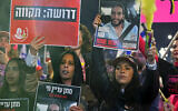 Sur cette photo prise le 11 janvier 2025, Ilana Gritzewsky (à droite), l'un des 105 otages israéliens libérés lors d'une trêve d'une semaine en novembre 2023, participe à une manifestation anti-gouvernementale appelant à agir pour obtenir la libération des Israéliens retenus en otage depuis octobre 2023, devant le ministère israélien de la Défense, à Tel Aviv. Gritzewsky a été libérée il y a plus d'un an, mais son compagnon et des dizaines d'autres otages israéliens étant toujours détenus à Gaza, son combat est loin d'être terminé. (Photo de Jack GUEZ / AFP)