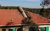 Une partie d'un missile tiré du Yémen se loge sur le toit d'une maison dans le village israélien de Mevo Beitar à l'ouest de Jérusalem, le 14 janvier 2025. (Crédit :  Menahem Kahana / AFP)