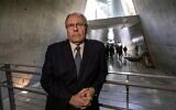Le directeur de Yad Vashem, Dani Dayan, posant pour une photo, au musée commémoratif de la Shoah de Yad Vashem, à Jérusalem, le 9 janvier 2025. (Crédit : Menahem Kahana/AFP)