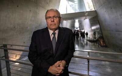 Le directeur de Yad Vashem, Dani Dayan, posant pour une photo, au musée commémoratif de la Shoah de Yad Vashem, à Jérusalem, le 9 janvier 2025. (Crédit : Menahem Kahana/AFP)