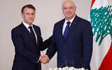 Le président français Emmanuel Macron serrant la main de son homologue libanais Joseph Aoun, au palais présidentiel de Baabda, le 17 janvier 2025. (Crédit : Ludovic Marin/AFP)