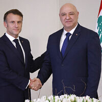 Le président français Emmanuel Macron serrant la main de son homologue libanais Joseph Aoun, au palais présidentiel de Baabda, le 17 janvier 2025. (Crédit : Ludovic Marin/AFP)