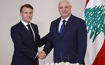 Le président français Emmanuel Macron serrant la main de son homologue libanais Joseph Aoun, au palais présidentiel de Baabda, le 17 janvier 2025. (Crédit : Ludovic Marin/AFP)