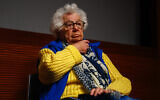 Esther Sénot, survivante française de l'Holocauste, assiste à une cérémonie marquant le 80e anniversaire de la libération des camps de concentration et d'extermination en Europe au Musée du Mémorial de la Shoah à Paris, le 19 janvier 2025. (Photo par Dimitar DILKOFF / AFP)