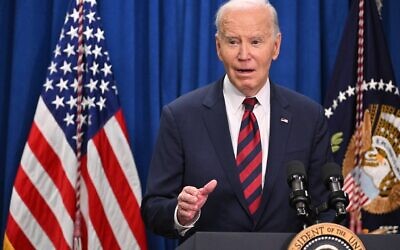 Le président américain Joe Biden parlant du cessez-le-feu entre Israël et le Hamas et de l'accord sur les otages, à North Charleston, en Caroline du Sud, le 19 janvier 2025. (Crédit : Roberto Schmidt/AFP)