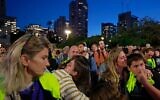 Des partisans et des parents d'otages détenus dans la bande de Gaza depuis les attaques du 7 octobre 2023 du Hamas réagissant en regardant la diffusion en direct à la télévision de leur libération sur la Place des Otages, à Tel Aviv, le 19 janvier 2025. (Crédit : Menahem Kahana/AFP)