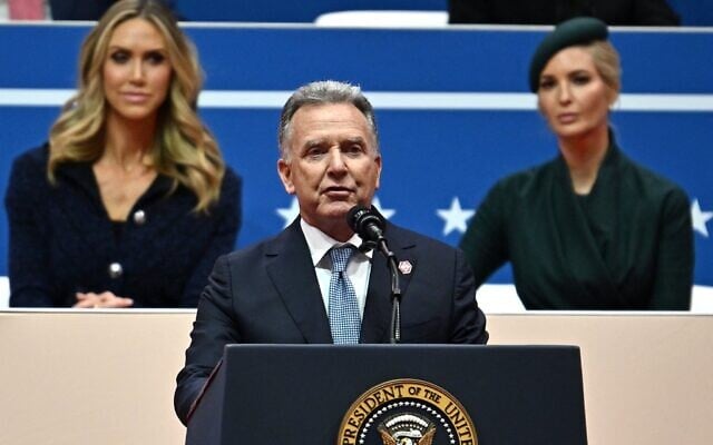 Steve Witkoff, envoyé spécial pour le Moyen-Orient, présentant le président américain Donald Trump lors de la parade d'investiture, à l'intérieur de la Capital One Arena, à Washington, le 20 janvier 2025. (Crédit : Angela Weiss/AFP)